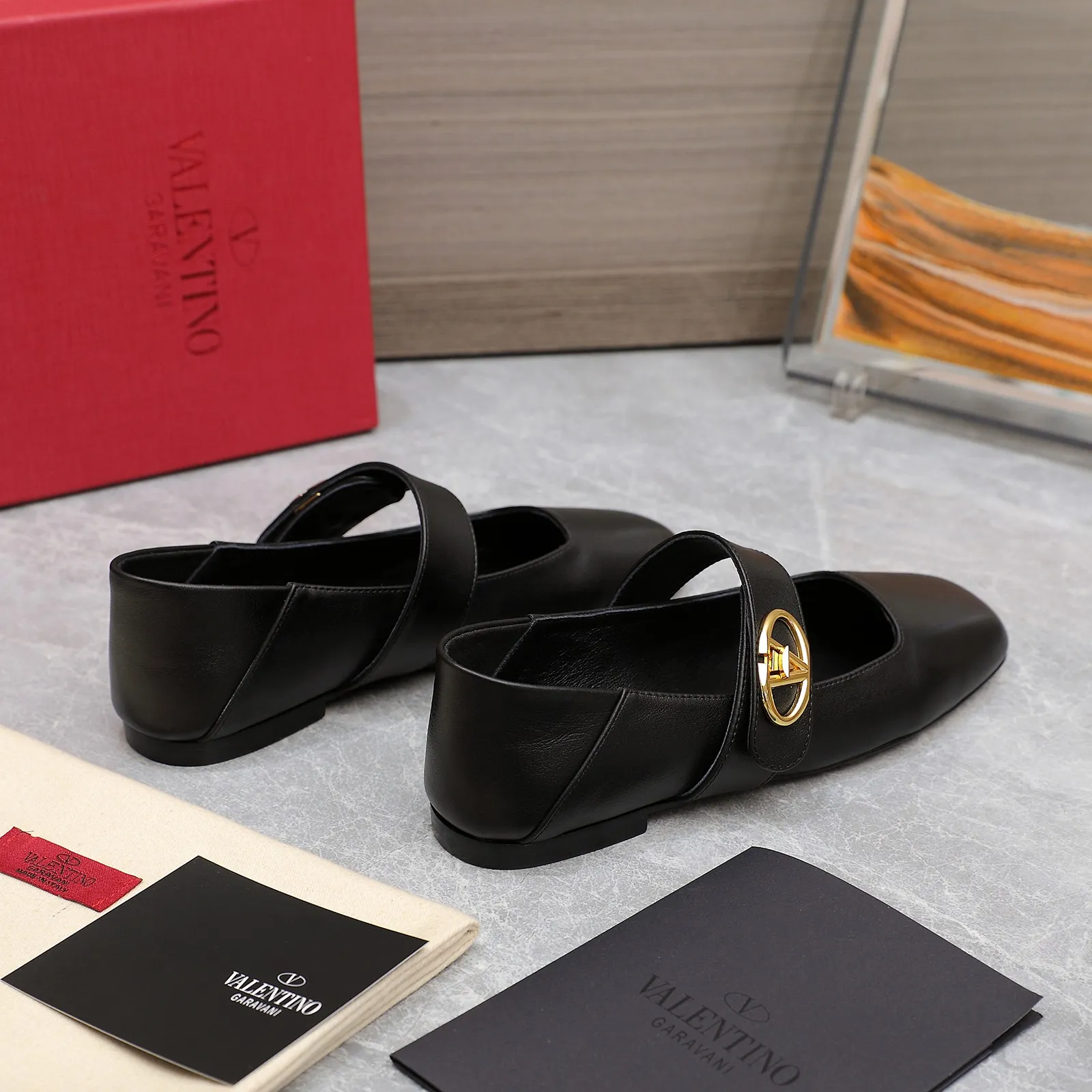 👟👟Ex-factory price 600👟👟 2024 early spring counter catwalk style updated simultaneously 💗Valentino💗Valentino strips deep mouth half drag / flat shoes / high heel shoes / series will be released in the future —————————— Top version Grandma deep mouth design combination highlights the brand’s unique design style, luxury and fashion, highly recognizable, exquisite round toe The side curve is perfect, the taste is particularly pure, and the ladylike temperament is full of femininity‼ ️ Upper: Made of imported cowhide. Lining: Made of mixed sheepskin. Original molded hardware buckle. Italian imported cowhide leather outsole. Size: 35-39 (40/41 customized)